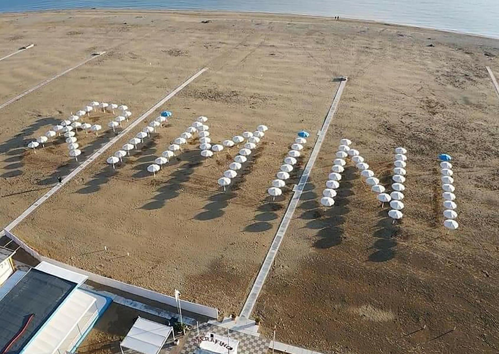 spiaggia-rimini-ombrelloni